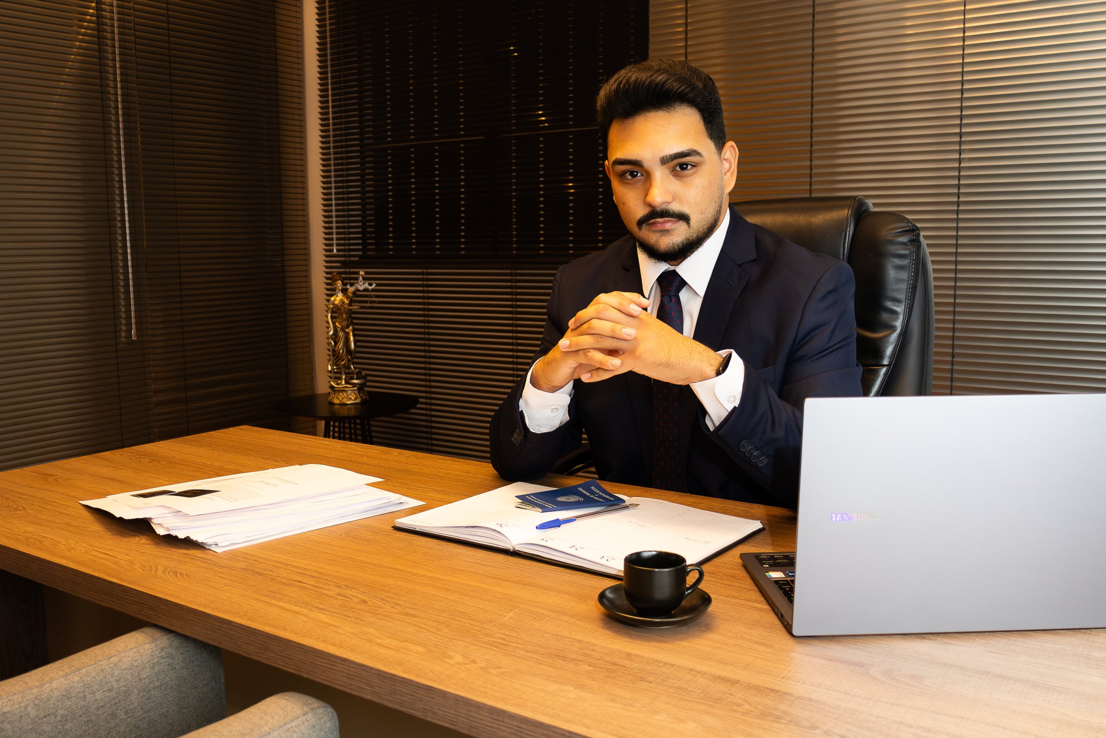Enzo Campos em ambiente profissional durante sua atuação jurídica