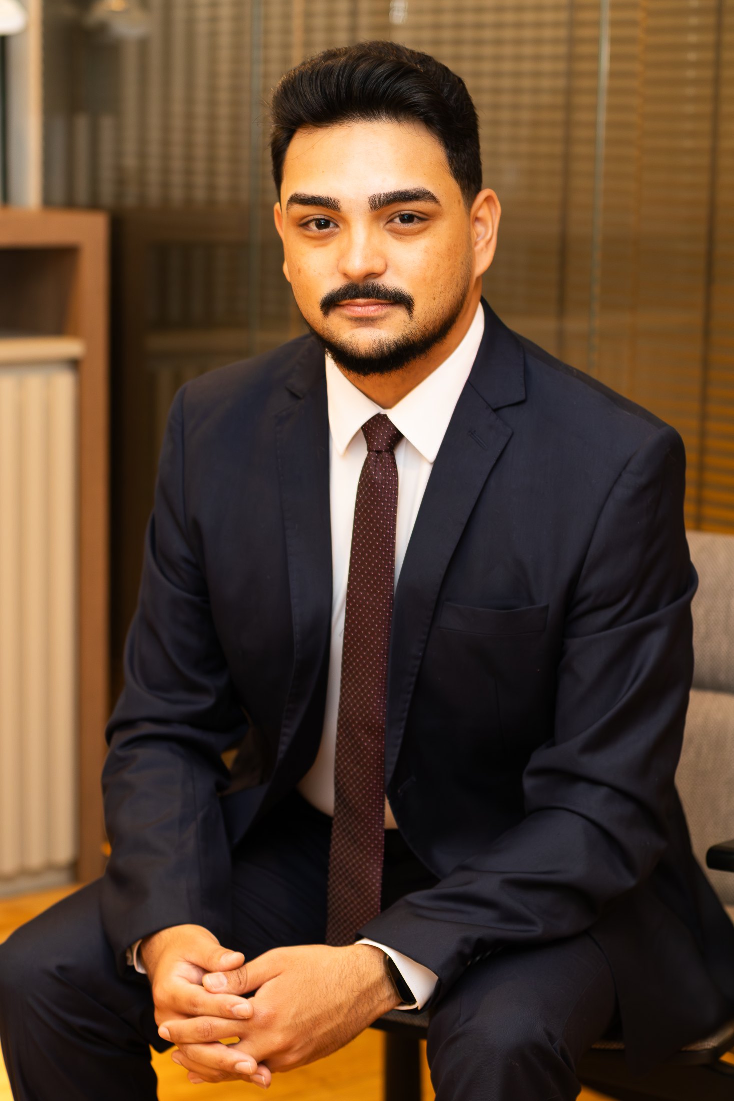 Enzo Campos em retrato profissional para atuação em Direito Imobiliário
